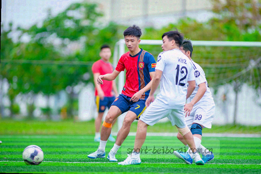 两张翻转卡片，正面为赛事结果，背面为阵容变动列表